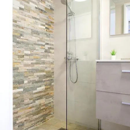 Portonovo La Paloma Amazing Sea View & Swimming Pool-good Wifi -free Ac- Private Parking شقة *